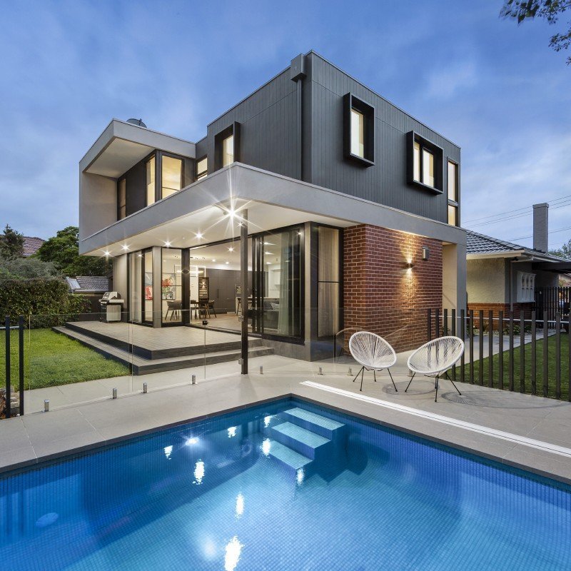 Casa de frente con piscina